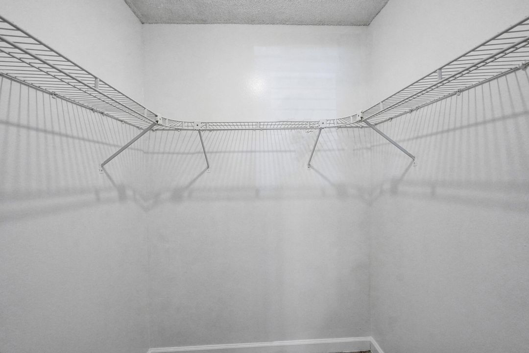 For Rent: $1,950 (2 beds, 1 baths, 840 Square Feet)