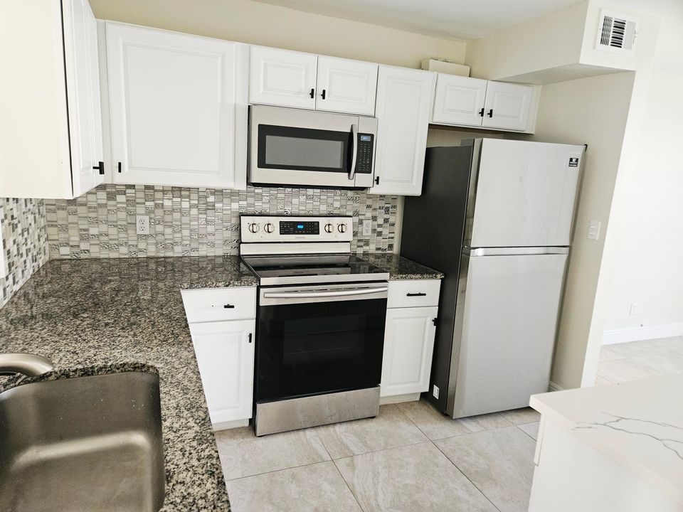 出租: $2,000 (2 贝兹, 2 浴室, 957 平方英尺)