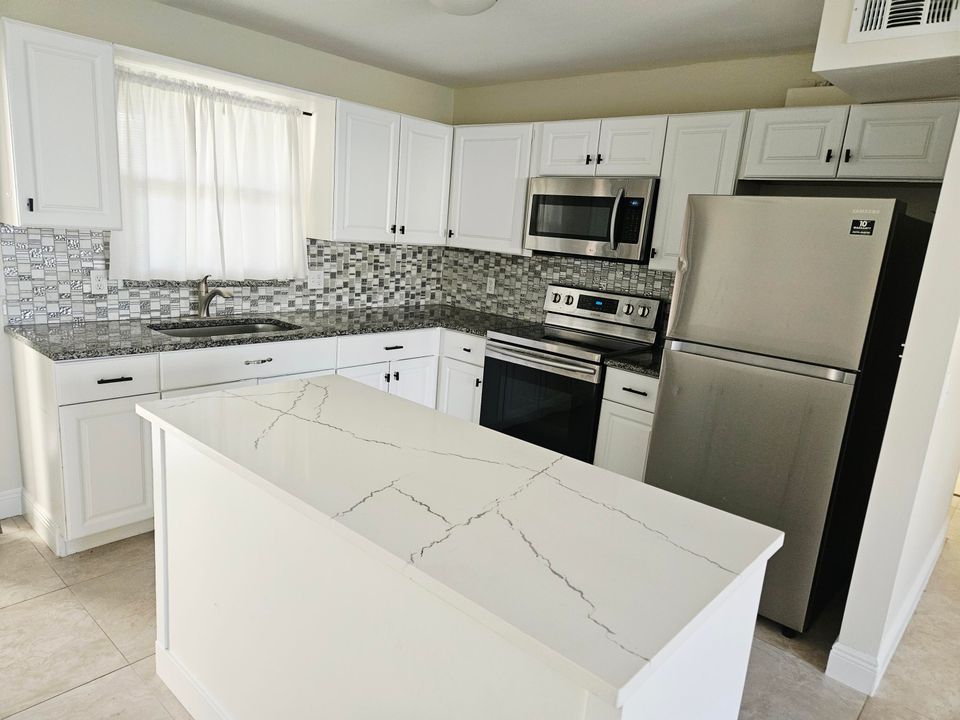 出租: $2,000 (2 贝兹, 2 浴室, 957 平方英尺)