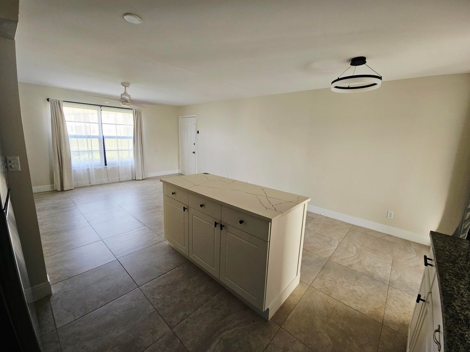 出租: $2,000 (2 贝兹, 2 浴室, 957 平方英尺)