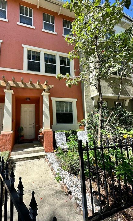 For Rent: $2,700 (2 beds, 2 baths, 1326 Square Feet)