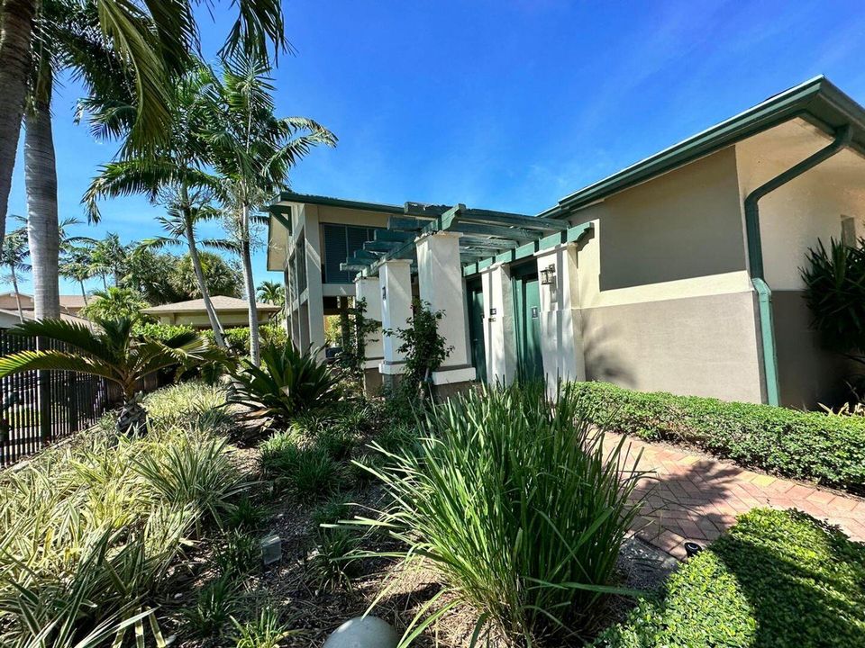 For Rent: $2,700 (2 beds, 2 baths, 1326 Square Feet)