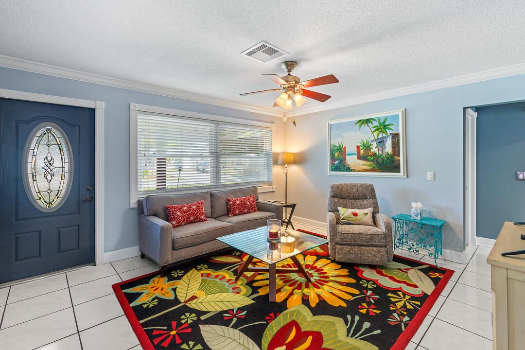 На продажу: $475,000 (2 спален, 1 ванн, 834 Квадратных фут)