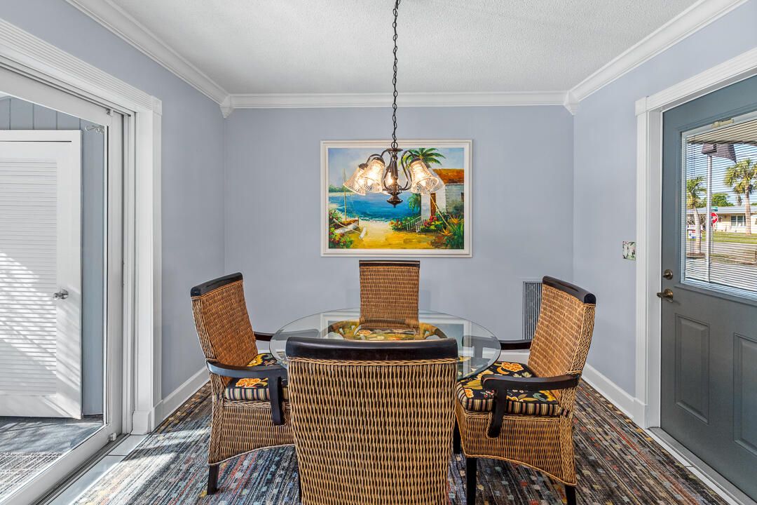 На продажу: $475,000 (2 спален, 1 ванн, 834 Квадратных фут)