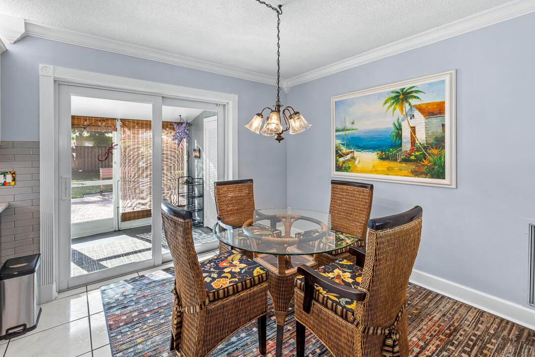 На продажу: $475,000 (2 спален, 1 ванн, 834 Квадратных фут)