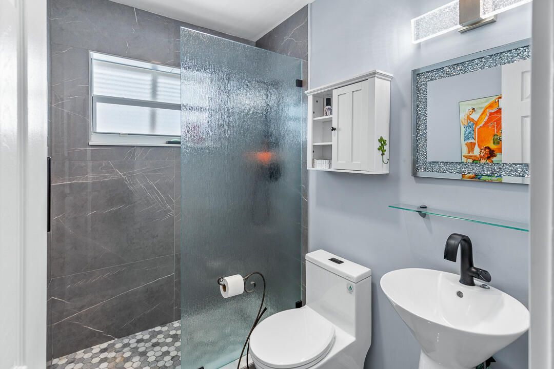 На продажу: $475,000 (2 спален, 1 ванн, 834 Квадратных фут)