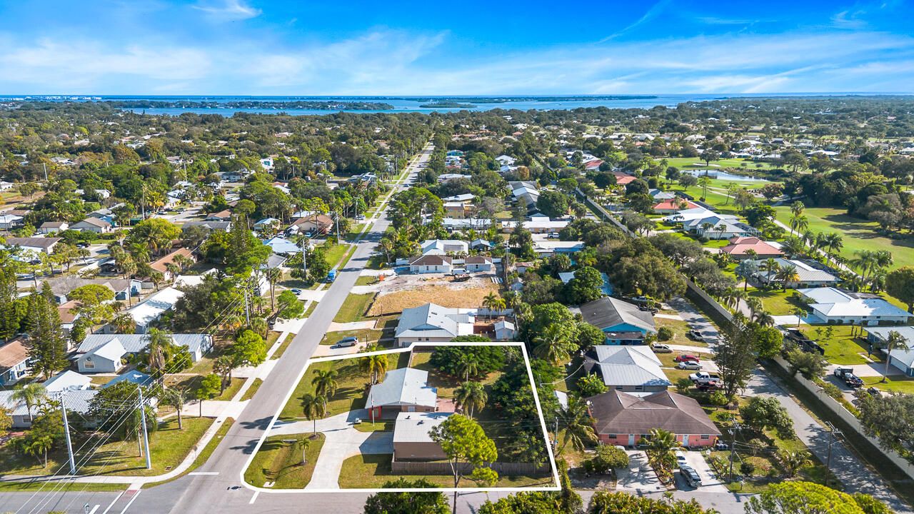 На продажу: $475,000 (2 спален, 1 ванн, 834 Квадратных фут)