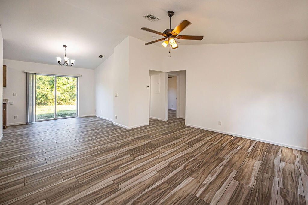 For Sale: $549,000 (3 beds, 2 baths, 1130 Square Feet)