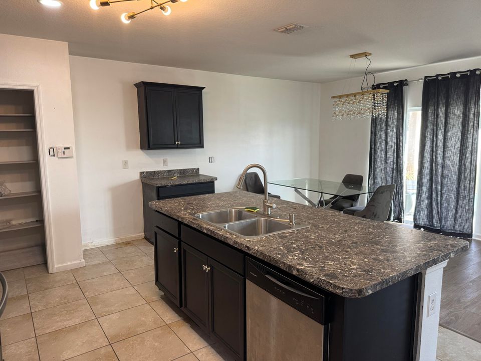 待售: $389,000 (4 贝兹, 2 浴室, 2002 平方英尺)