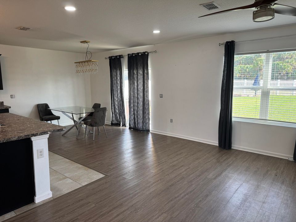 待售: $389,000 (4 贝兹, 2 浴室, 2002 平方英尺)