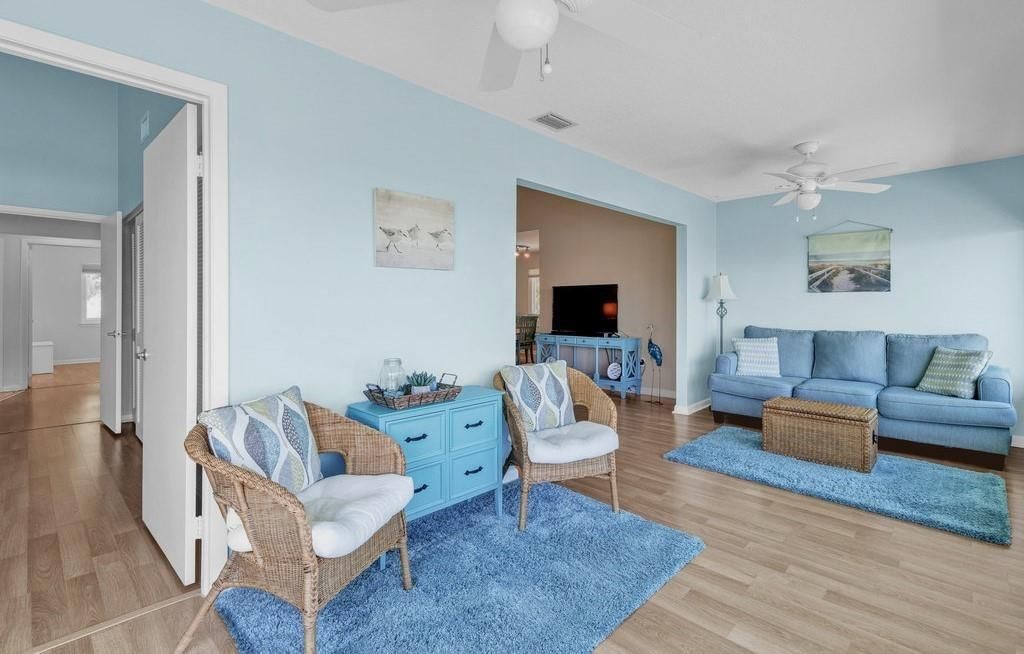 For Sale: $299,900 (2 beds, 2 baths, 1502 Square Feet)