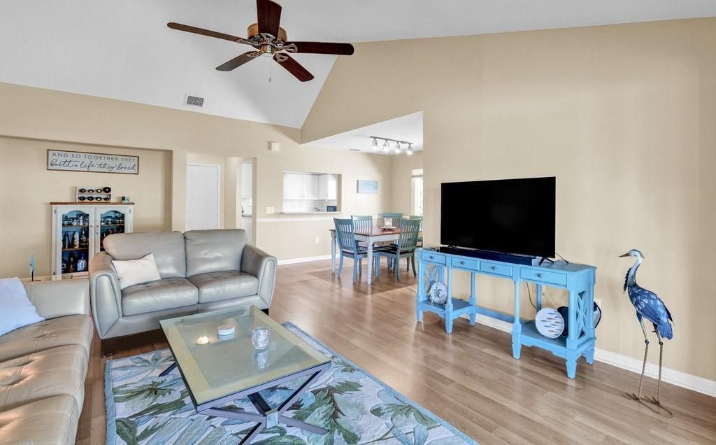 For Sale: $299,900 (2 beds, 2 baths, 1502 Square Feet)