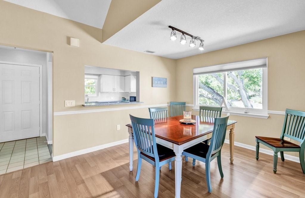 For Sale: $299,900 (2 beds, 2 baths, 1502 Square Feet)