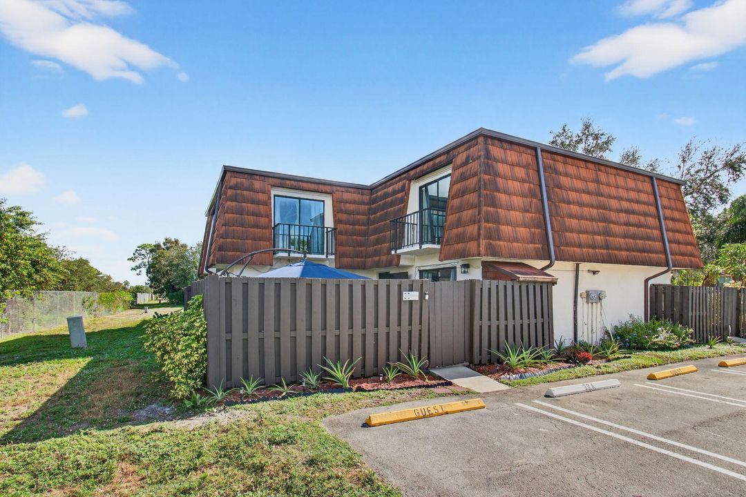 For Sale: $284,900 (2 beds, 2 baths, 1252 Square Feet)