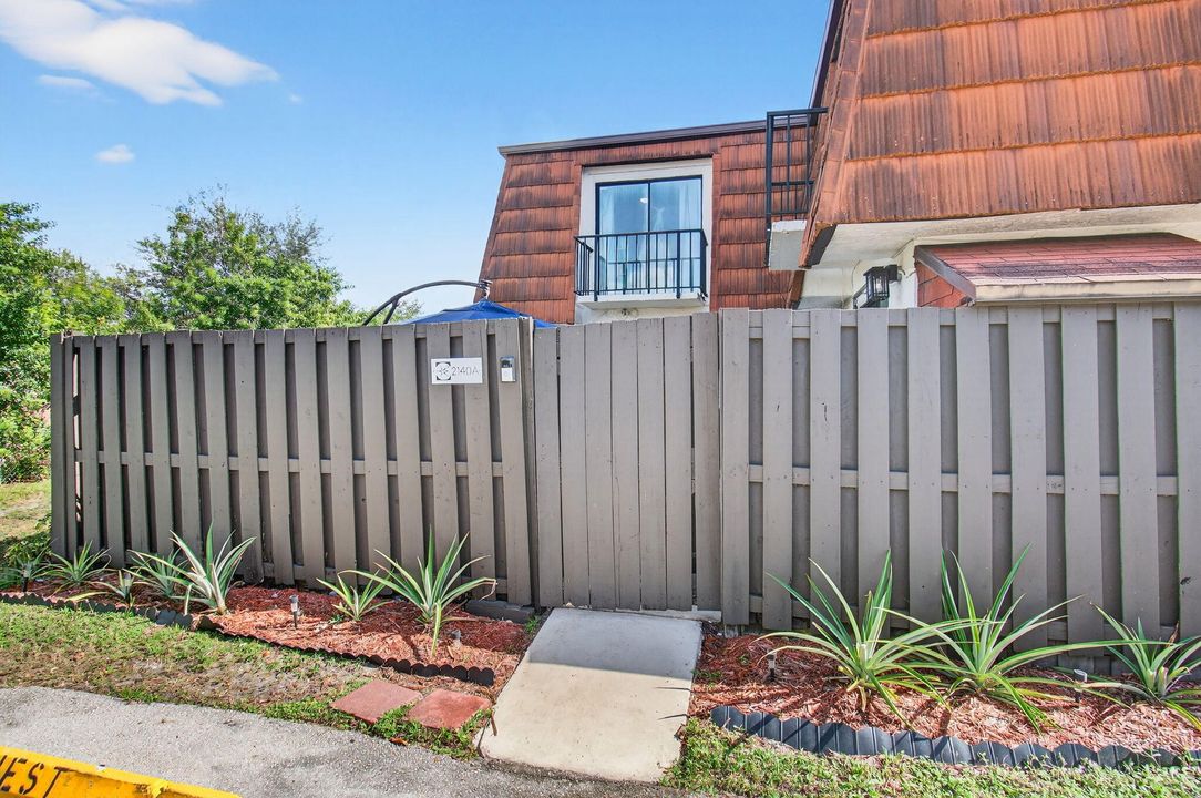 For Sale: $284,900 (2 beds, 2 baths, 1252 Square Feet)