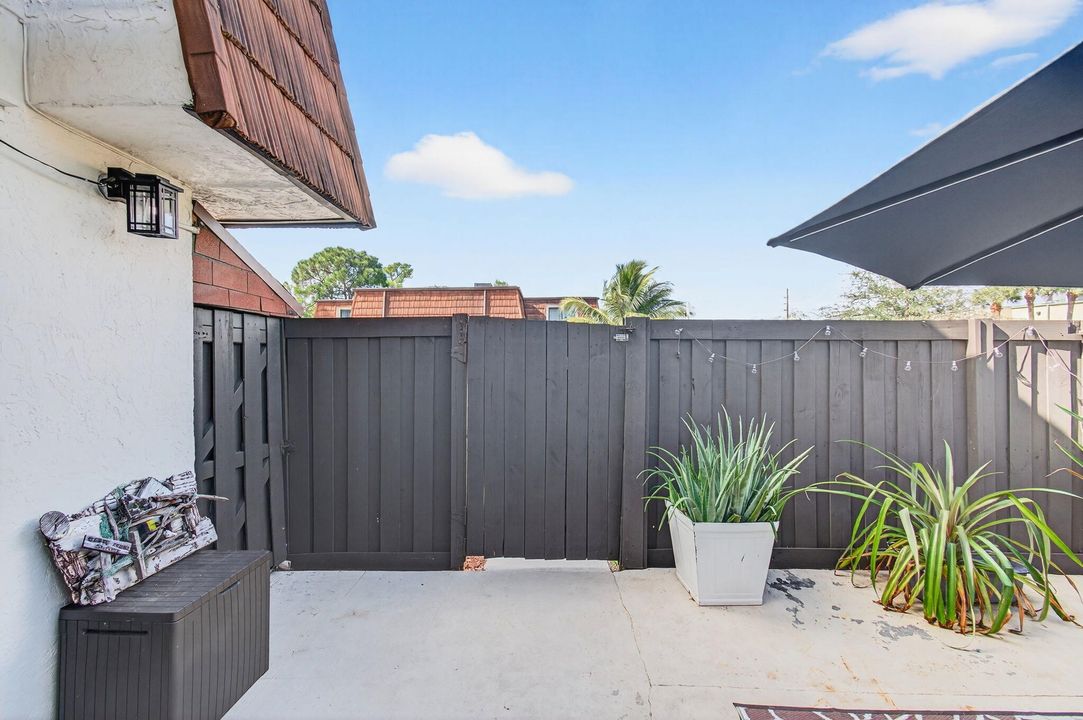 For Sale: $284,900 (2 beds, 2 baths, 1252 Square Feet)