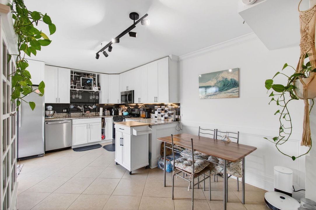 For Sale: $284,900 (2 beds, 2 baths, 1252 Square Feet)