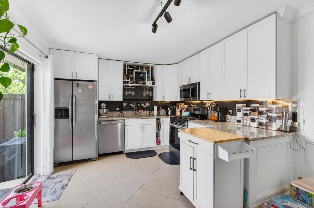 For Sale: $284,900 (2 beds, 2 baths, 1252 Square Feet)