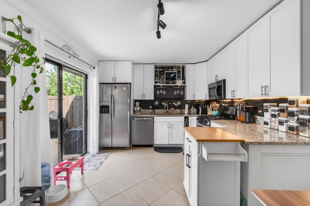 For Sale: $284,900 (2 beds, 2 baths, 1252 Square Feet)