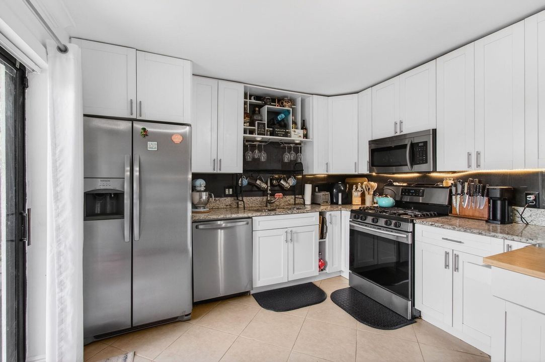 For Sale: $284,900 (2 beds, 2 baths, 1252 Square Feet)