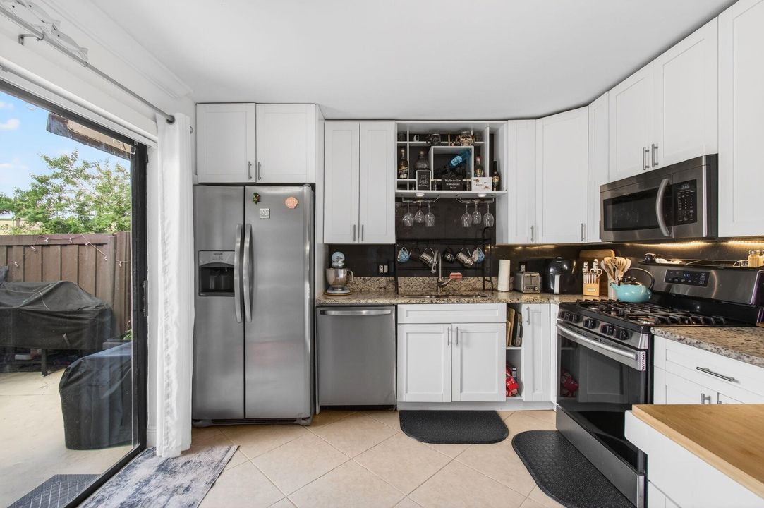 For Sale: $284,900 (2 beds, 2 baths, 1252 Square Feet)