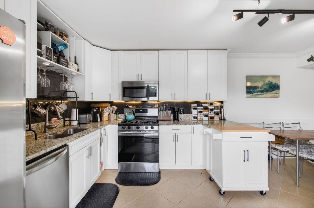 For Sale: $284,900 (2 beds, 2 baths, 1252 Square Feet)