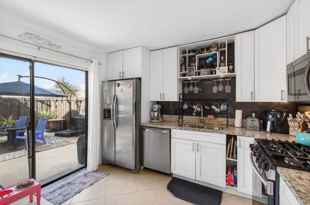 For Sale: $284,900 (2 beds, 2 baths, 1252 Square Feet)