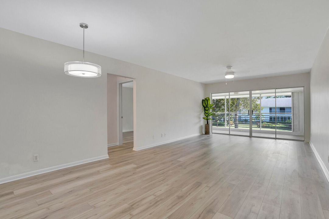 For Sale: $235,000 (2 beds, 2 baths, 886 Square Feet)