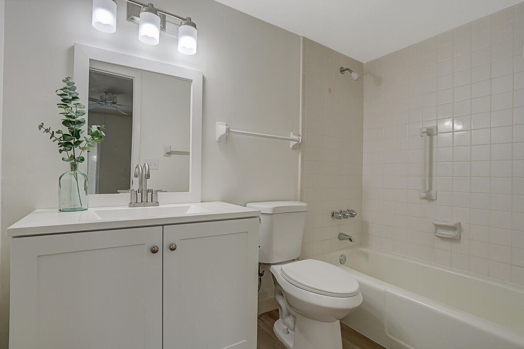 For Sale: $235,000 (2 beds, 2 baths, 886 Square Feet)