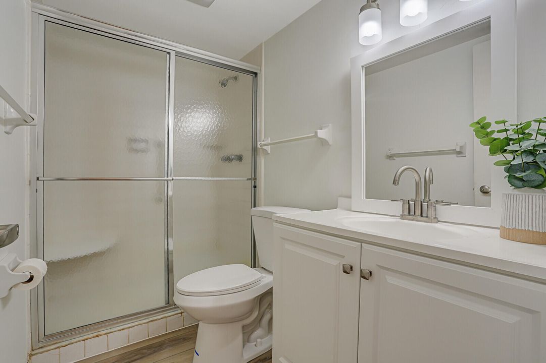 For Sale: $235,000 (2 beds, 2 baths, 886 Square Feet)