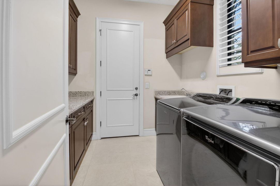 На продажу: $2,300,000 (4 спален, 5 ванн, 3932 Квадратных фут)