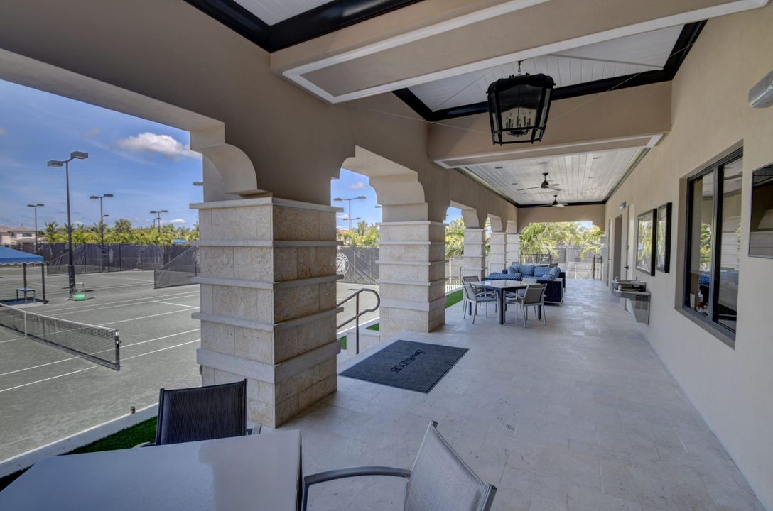 На продажу: $2,300,000 (4 спален, 5 ванн, 3932 Квадратных фут)