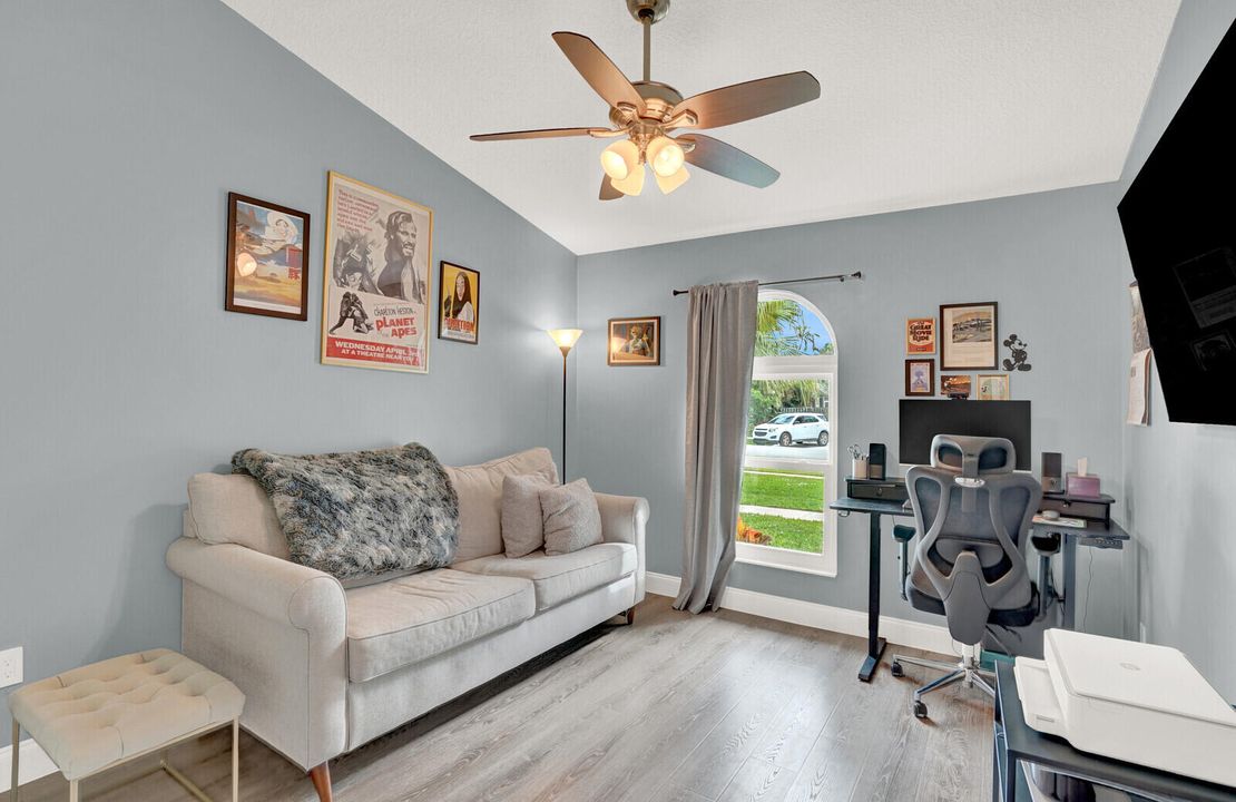 For Sale: $700,000 (3 beds, 2 baths, 1994 Square Feet)