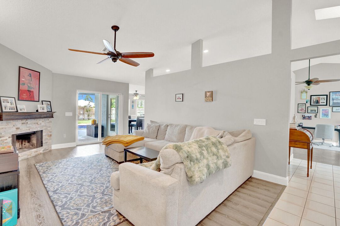 For Sale: $700,000 (3 beds, 2 baths, 1994 Square Feet)