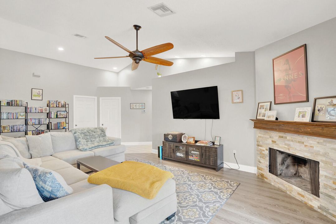 For Sale: $700,000 (3 beds, 2 baths, 1994 Square Feet)