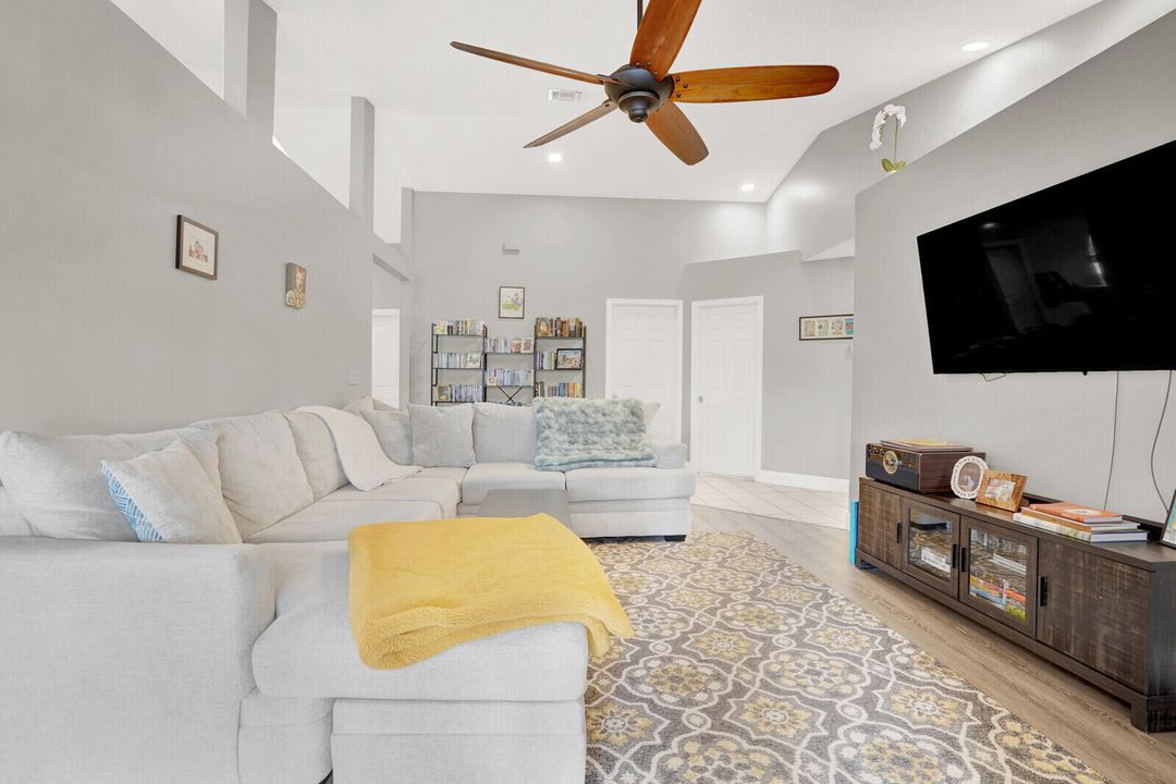 For Sale: $700,000 (3 beds, 2 baths, 1994 Square Feet)