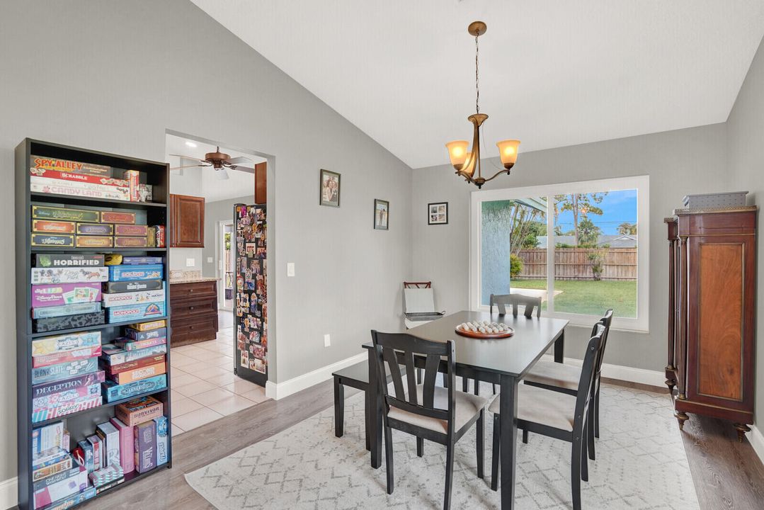 For Sale: $700,000 (3 beds, 2 baths, 1994 Square Feet)