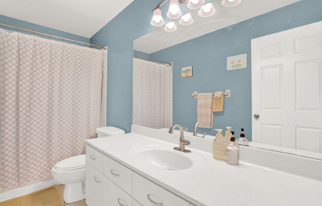 For Sale: $700,000 (3 beds, 2 baths, 1994 Square Feet)