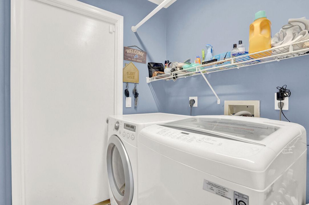 For Sale: $700,000 (3 beds, 2 baths, 1994 Square Feet)