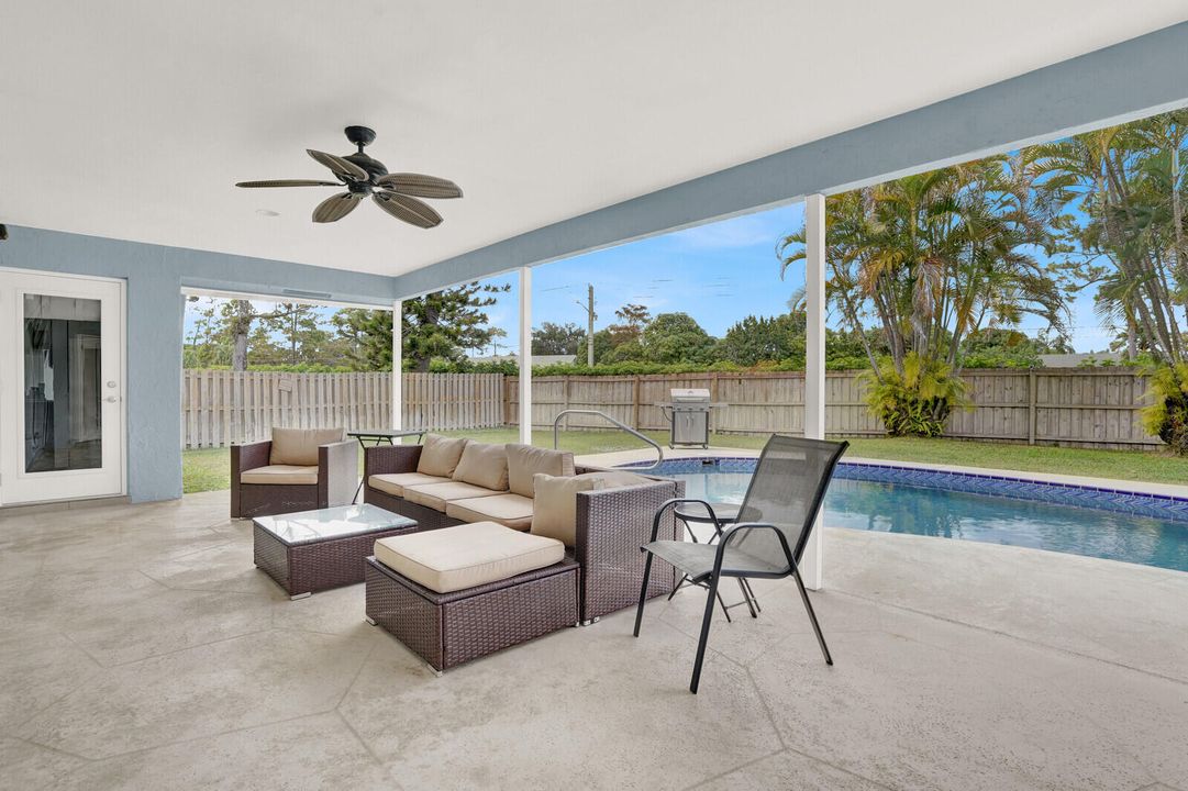 For Sale: $700,000 (3 beds, 2 baths, 1994 Square Feet)