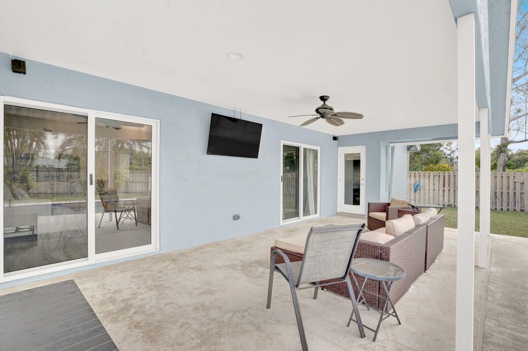 For Sale: $700,000 (3 beds, 2 baths, 1994 Square Feet)