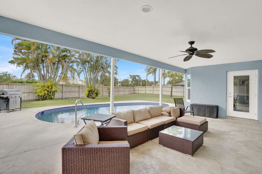 For Sale: $700,000 (3 beds, 2 baths, 1994 Square Feet)