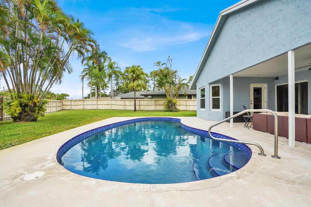 For Sale: $700,000 (3 beds, 2 baths, 1994 Square Feet)