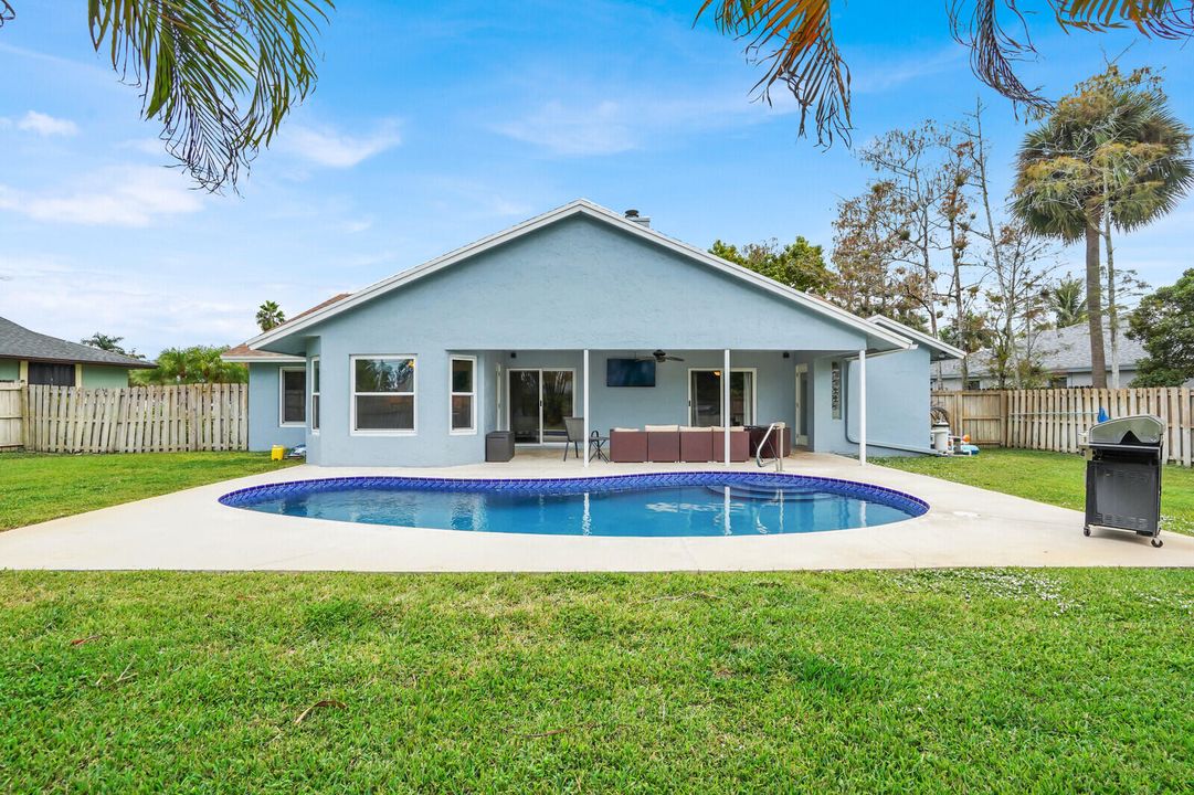 For Sale: $700,000 (3 beds, 2 baths, 1994 Square Feet)