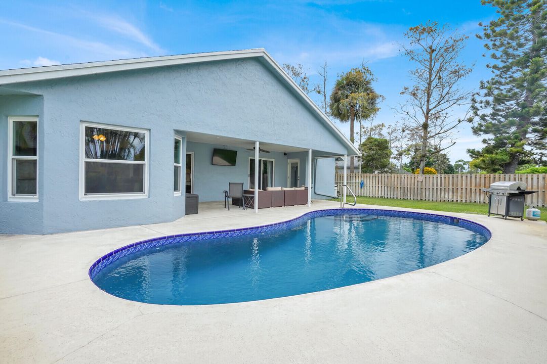 For Sale: $700,000 (3 beds, 2 baths, 1994 Square Feet)