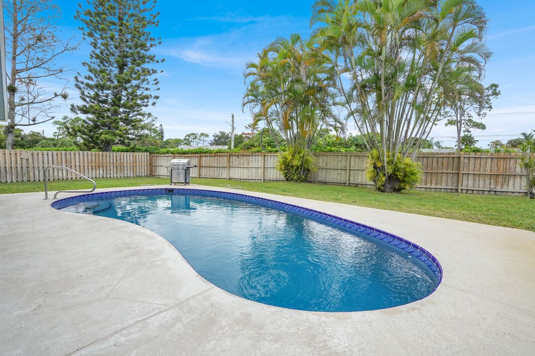 For Sale: $700,000 (3 beds, 2 baths, 1994 Square Feet)