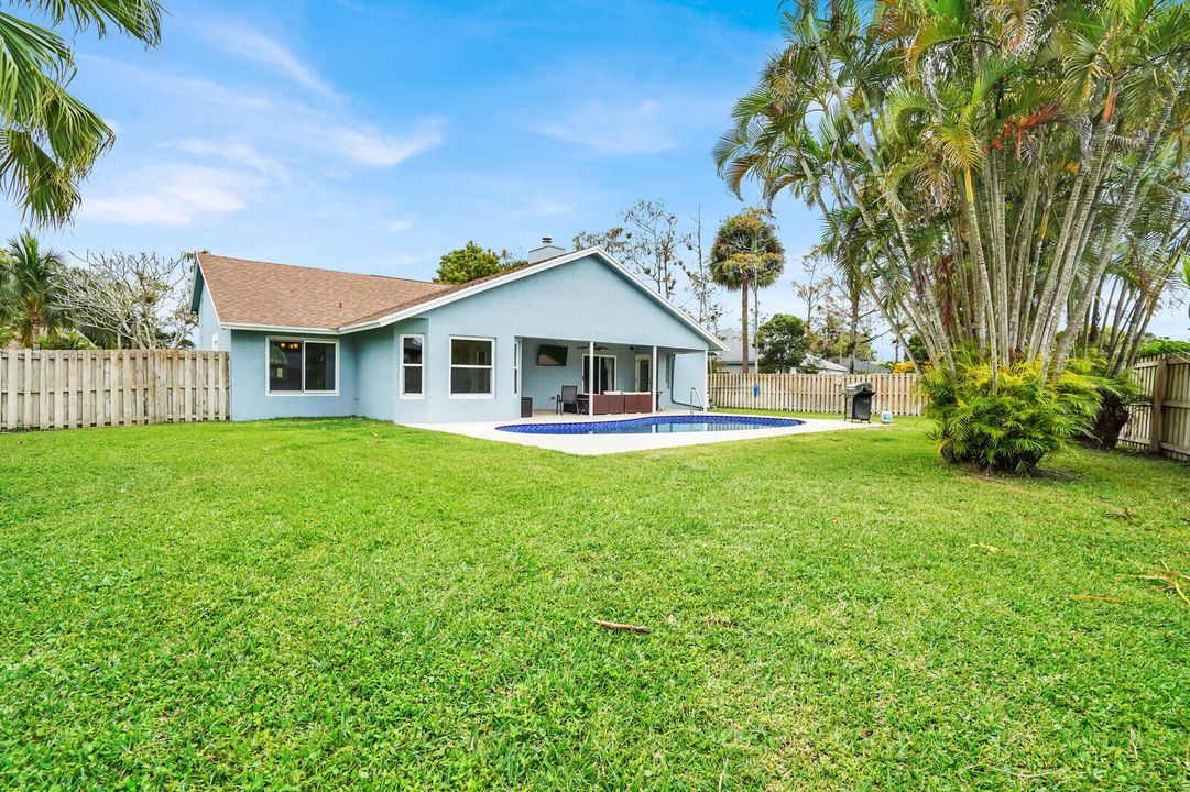 For Sale: $700,000 (3 beds, 2 baths, 1994 Square Feet)