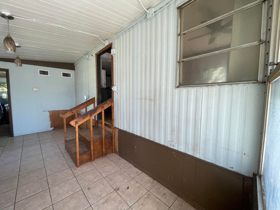 For Sale: $165,000 (1 beds, 21 baths, 600 Square Feet)