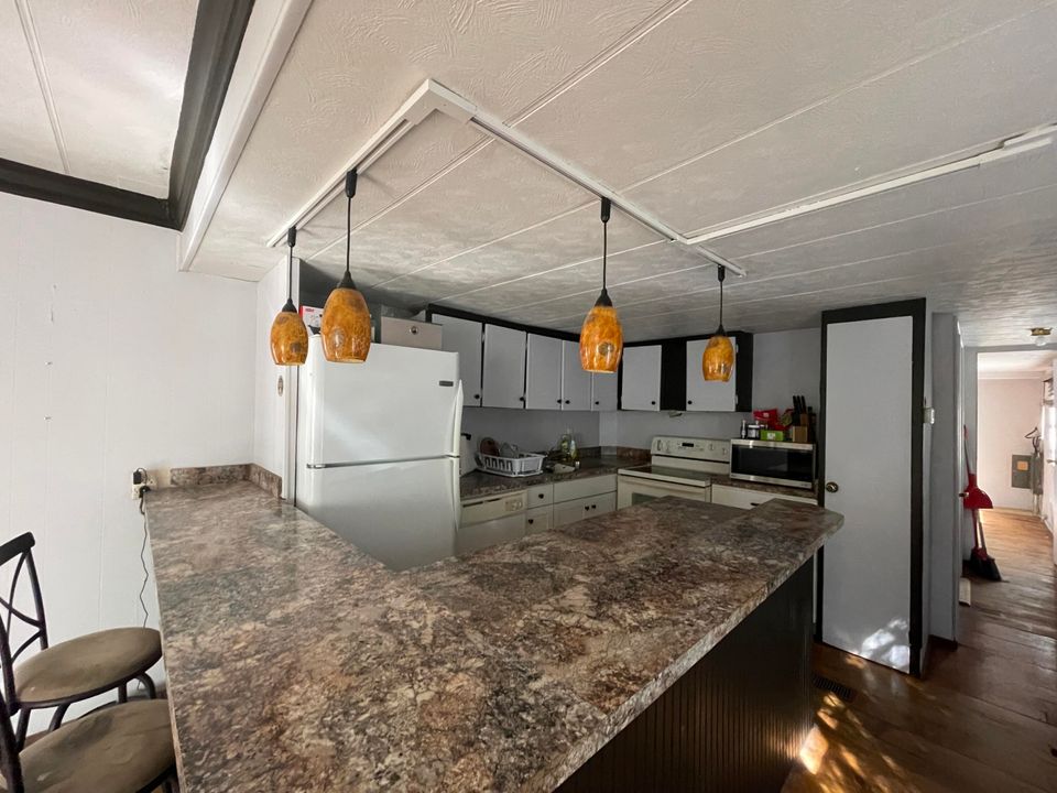 For Sale: $165,000 (1 beds, 21 baths, 600 Square Feet)