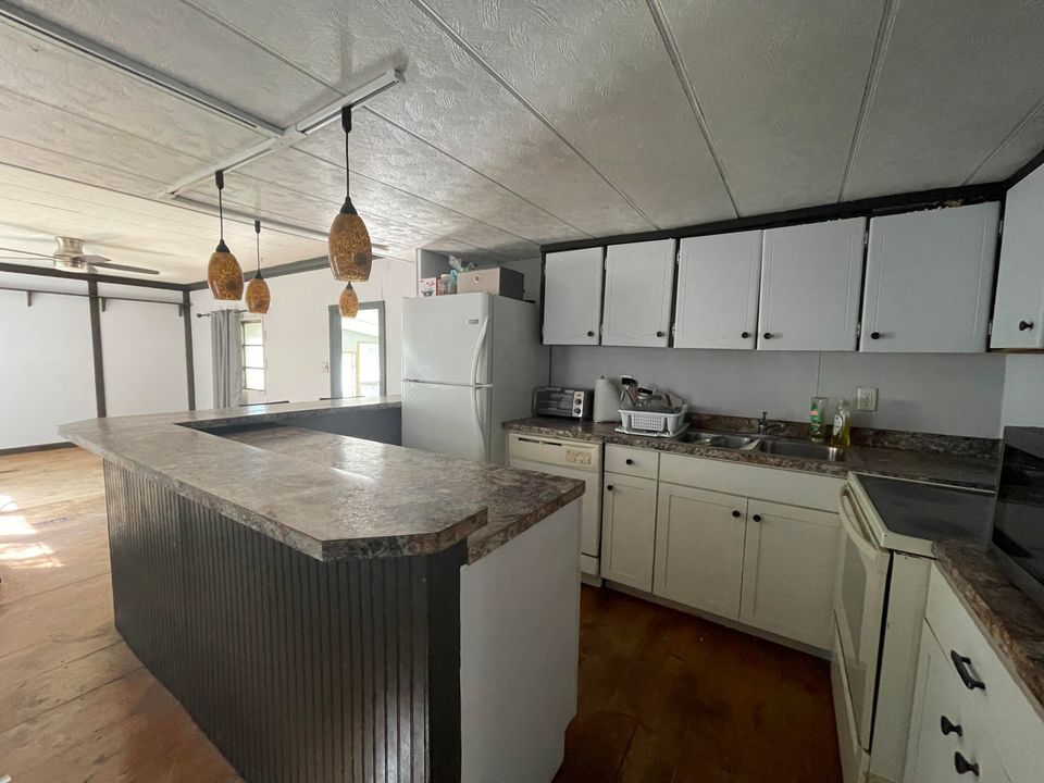 For Sale: $165,000 (1 beds, 21 baths, 600 Square Feet)